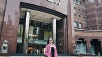 Momo, mentan vokalis band Geisha kembali menjadi perbincangan. Pasalnya ia diprotes oleh Roby Satria setelah menyanyikan lagu Geisha di panggung. Foto: Instagram @therealmomogeisha