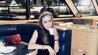 Terakhir ada momennya saat Momo merayakan tahun baru di Australia. Ia menikmati kopi dan pasta favoritnya. Foto: Instagram @therealmomogeisha