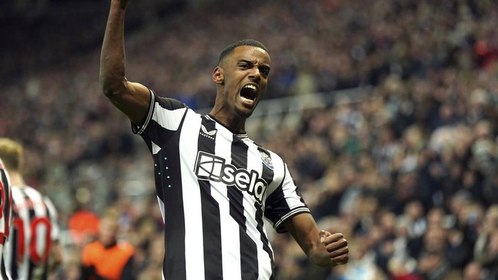Newcastle Uniteds Alexander Isak celebrates scoring their sides first goal of the game, during the English Premier League soccer match between Newcastle United and Manchester City, at St. James Park, in Newcastle upon Tyne, England,  Saturday, Jan. 13, 2024. (Owen Humphreys/PA via AP)