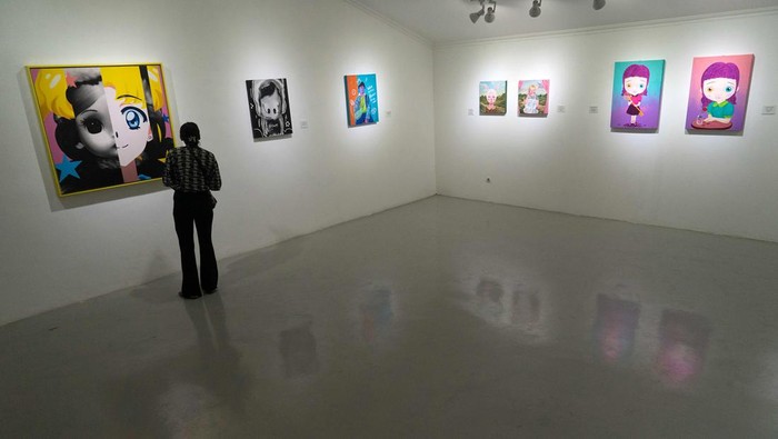 Pengunjung mengamati karya seni rupa bertajuk Life of Our Years di Lav Gallery, Mantrijeron, Yogyakarta, Sabtu (13/1/2024). Pameran yang berlangsung hingga 31 Januari 2024 tersebut menampilkan karya-karya dari 18 seniman muda sebagai media refleksi perjalanan kehidupan. ANTARA FOTO/Andreas Fitri Atmoko/agr/nym.