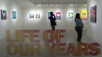 Pengunjung mengamati karya seni rupa bertajuk Life of Our Years di Lav Gallery, Mantrijeron, Yogyakarta, Sabtu (13/1/2024).