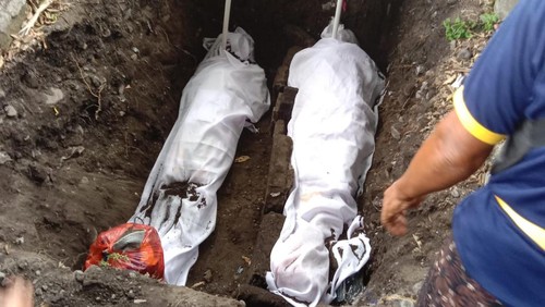 Upacara pemakaman pasutri yang bunuh diri di Setra Desa Gunaksa, Minggu (14/1/2024). (Istimewa).