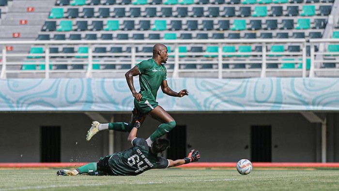 Persebaya Surabaya menjalani internal game perdana di bawah asuhan Paul Munster. Dalam kesempatan itu, Paulo Henrique tampil moncer dengan mengemas brace.