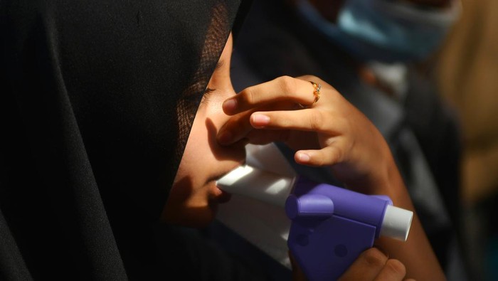 Warga mengantre untuk pemeriksaan paru-paru, di puskesmas Sungai Pua, Agam, Sumatera Barat, Minggu (14/01/2024). Perhimpunan Dokter Paru Indonesia (PDPI) Sumbar bersama pemerintah setempat melakukan pemeriksaan paru-paru gratis bagi warga yang terdampak erupsi Gunung Marapi sebagai antisipasi agar terhindar dari Infeksi Saluran Pernapasan Akut (ISPA). ANTARA FOTO/Iggoy el Fitra/foc.