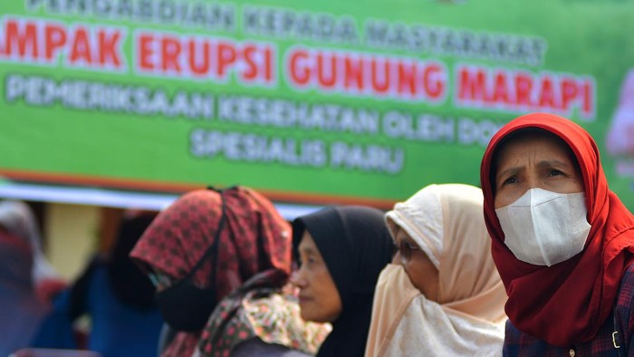 Warga mengantre untuk pemeriksaan paru-paru, di puskesmas Sungai Pua, Agam, Sumatera Barat, Minggu (14/01/2024). Perhimpunan Dokter Paru Indonesia (PDPI) Sumbar bersama pemerintah setempat melakukan pemeriksaan paru-paru gratis bagi warga yang terdampak erupsi Gunung Marapi sebagai antisipasi agar terhindar dari Infeksi Saluran Pernapasan Akut (ISPA). ANTARA FOTO/Iggoy el Fitra/foc.