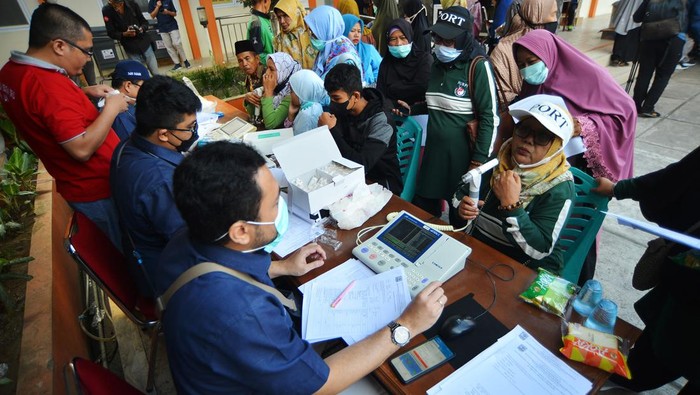 Warga mengantre untuk pemeriksaan paru-paru, di puskesmas Sungai Pua, Agam, Sumatera Barat, Minggu (14/01/2024). Perhimpunan Dokter Paru Indonesia (PDPI) Sumbar bersama pemerintah setempat melakukan pemeriksaan paru-paru gratis bagi warga yang terdampak erupsi Gunung Marapi sebagai antisipasi agar terhindar dari Infeksi Saluran Pernapasan Akut (ISPA). ANTARA FOTO/Iggoy el Fitra/foc.