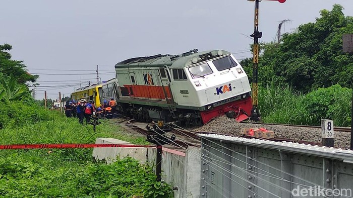 Kereta Api Pandalungan relasi Gambir-Surabaya-Jember anjlok di Desa Tanggulangin, Sidoarjo. Lokasi anjlok hanya ratusan meter dari Stasiun Tanggulangin, Minggu (14/1/2024).