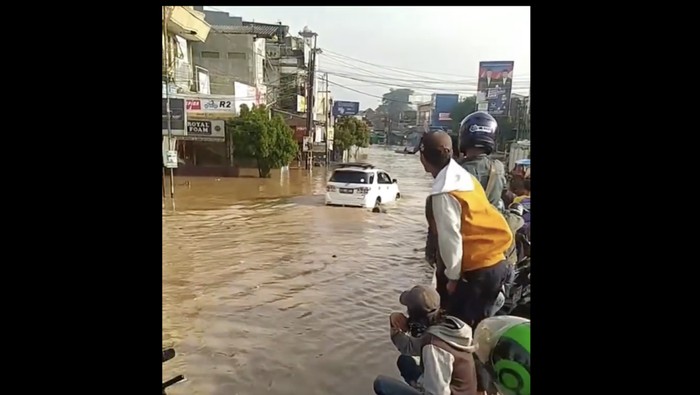 Pengendara Fortuner nekat terobos banjir di kawasan Dayeuhkolot Bandung