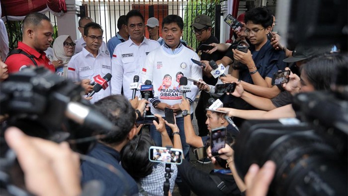 Penjahit Indonesia Raya Dukung Prabowo-Gibran Wakil Ketua Tim Kampanye Nasional (TKN) Prabowo-Gibran, Juri Ardiantoro (kedua kiri) menerima kaos dukungan dari Ketua Umum PIR Aries Sunan (kanan) dan Dewan Pengawas PIR Yasbun dalam acara deklarasi di kawasan Kertanegara, Jakarta, Minggu (14/1/2024). Kalangan penjahit rumahan dan pelaku usaha kecil yang tergabung dalam Penjahit Indonesia Raya (PIR) mendeklarasikan dukungan kepada calon presiden dan calon wakil presiden nomor urut 2 Prabowo Subianto dan Gibran Rakabuming Raka.