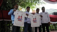 Wakil Ketua Tim Kampanye Nasional (TKN) Prabowo-Gibran, Juri Ardiantoro menerima kaos dukungan dari Ketua Umum PIR Aries Sunan dan Dewan Pengawas PIR Yasbun dalam acara deklarasi di kediaman Prabowo, Jalan Kertanegara, Jakarta, Minggu (14/1/2024).