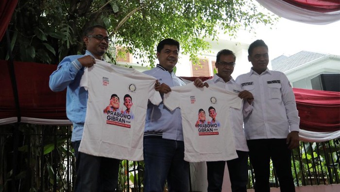 Wakil Ketua Tim Kampanye Nasional (TKN) Prabowo-Gibran, Juri Ardiantoro (kedua kiri) menerima kaos dukungan dari Ketua Umum PIR Aries Sunan (kanan) dan Dewan Pengawas PIR Yasbun dalam acara deklarasi di kawasan Kertanegara, Jakarta, Minggu (14/1/2024). Kalangan penjahit rumahan dan pelaku usaha kecil yang tergabung dalam Penjahit Indonesia Raya (PIR) mendeklarasikan dukungan kepada calon presiden dan calon wakil presiden nomor urut 2 Prabowo Subianto dan Gibran Rakabuming Raka.