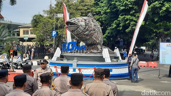 Peresmian tugu bandeng dari knalpot brong di Alun-alun Pati, Minggu (14/1/2024).