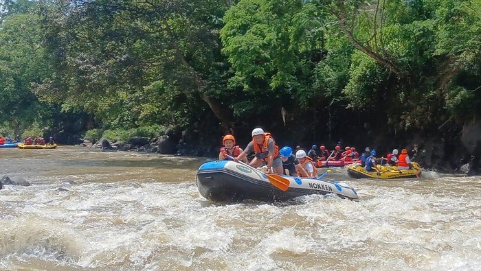 Peserta Tasik Baseuh mengarungi jeram sungai Ciwulan