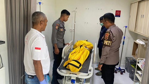 Petugas kepolisian Polsek Nusa Penida melakukan penanganan WNA tewas saat diving di SD Poin Nusa Penida, Minggu (14/1/2034). (dok Polsek Nusa Penida)