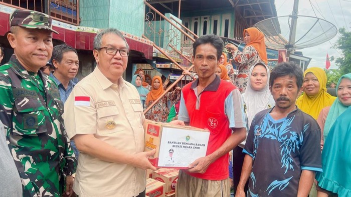 Pj Bupati Muara Enim, Ahmad Rizali saat memberikan bantuan paket sembako kepada warga