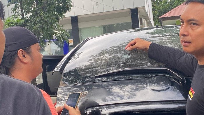 Polisi melakukan olah TKP di lokasi mobil Ketua Relawan Prabowo-Gibran ditembak OTK di Bantaeng.