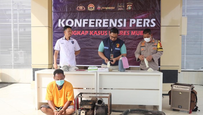 Polisi menangkap Hidayat seorang pemiliki penyulingan minyak illegal di kebun kelapa sawit