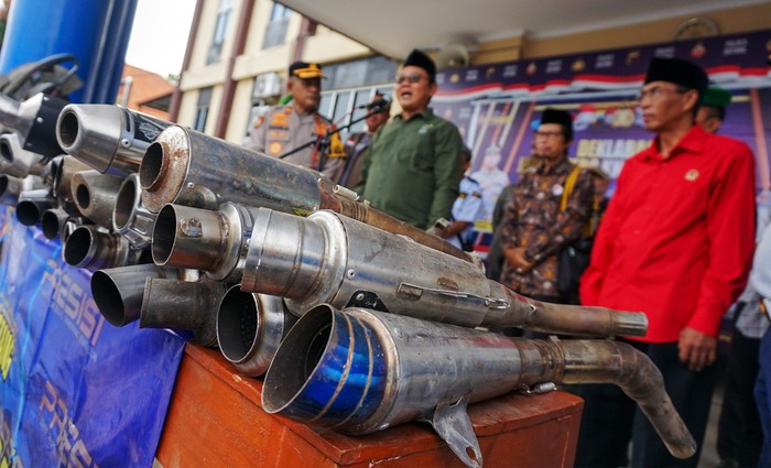 Wakapolres Batang Kompol Raharja (kiri) mengecek knalpot brong hasil operasi di Satlantas Polres Batang, Jawa Tengah, Minggu (14/1/2024). Satlantas Polres Batang berhasil mengamankan 189 knalpot brong hasil operasi motor selama sebulan yang melanggar aturan dan tidak sesuai ketentuan untuk memberikan keamanan serta kenyamanan warga saat berkendara di jalan, terutama saat masa kampanye Pemilu 2024 dan untuk mewujudkan Kabupaten Batang Zero Knalpot Brong. ANTARA FOTO/Harviyan Perdana Putra/foc.