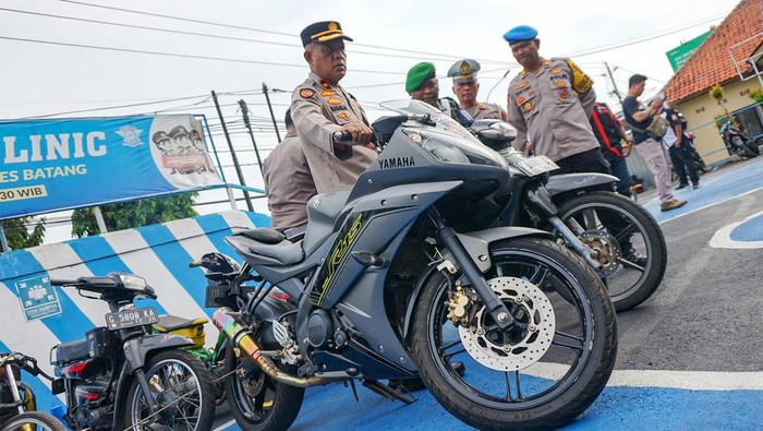 Wakapolres Batang Kompol Raharja (kiri) mengecek knalpot brong hasil operasi di Satlantas Polres Batang, Jawa Tengah, Minggu (14/1/2024). Satlantas Polres Batang berhasil mengamankan 189 knalpot brong hasil operasi motor selama sebulan yang melanggar aturan dan tidak sesuai ketentuan untuk memberikan keamanan serta kenyamanan warga saat berkendara di jalan, terutama saat masa kampanye Pemilu 2024 dan untuk mewujudkan Kabupaten Batang Zero Knalpot Brong. ANTARA FOTO/Harviyan Perdana Putra/foc.