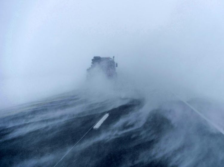 Potret Truk Trailer Terobos Badai Salju di Iowa Amerika Serikat