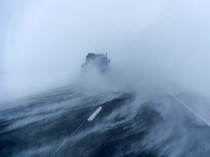 Potret Truk Trailer Terobos Badai Salju di Iowa Amerika Serikat