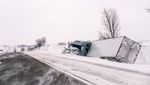 Potret Truk Trailer Terobos Badai Salju di Iowa Amerika Serikat