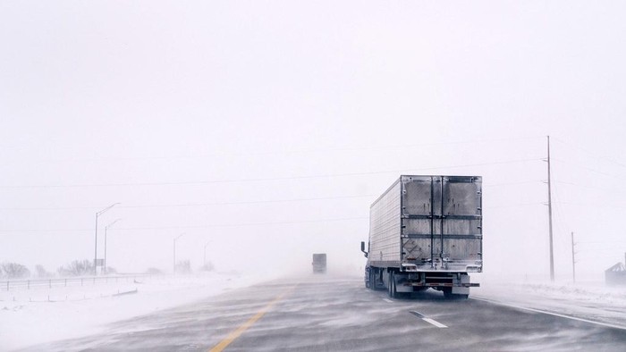 Badai salju melanda Iowa, Amerika Serikat. Meski begitu, sejumlah truk trailer terlihat nekat menerobos badai salju tersebut.