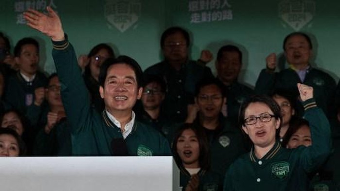 Taiwans President-elect Lai Ching-te (L) waves beside his running mate Hsiao Bi-khim during a rally outside the headquarters of the Democratic Progressive Party (DPP) in Taipei on January 13, 2024, after winning the presidential election. Taiwans ruling party candidate Lai Ching-te, branded a threat to peace by China, on January 13 won the islands presidential election, a vote watched closely from Beijing to Washington. (Photo by Yasuyoshi CHIBA / AFP)