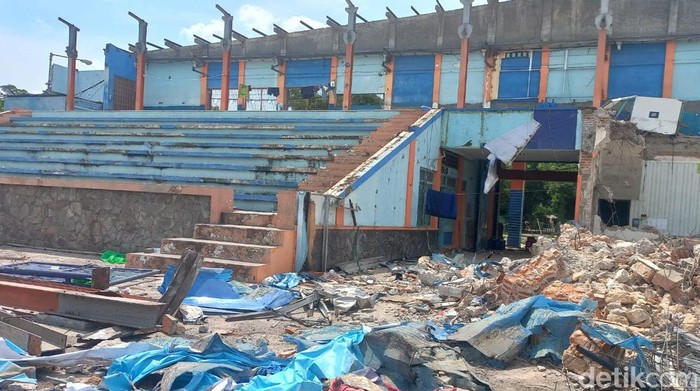 Progres terakhir pembongkaran Stadion Surajaya Lamongan sebelum dibangun, Mianggu (14/1/2024).