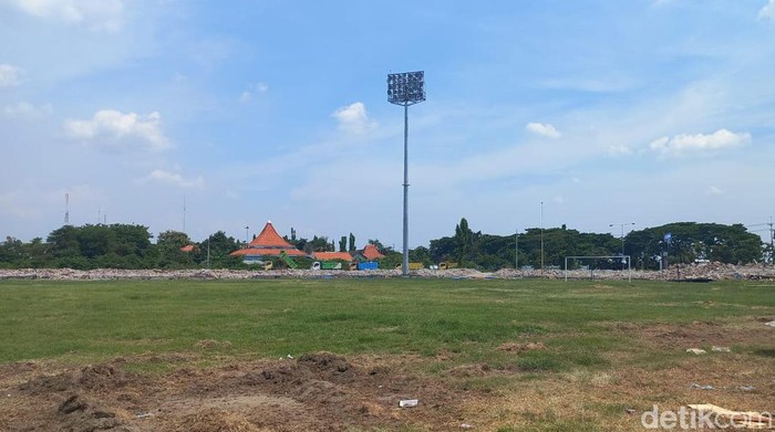 Progres terakhir pembongkaran Stadion Surajaya Lamongan sebelum dibangun, Mianggu (14/1/2024).