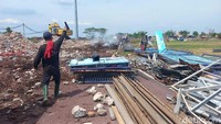 Target hari ialah membongkar ruang ganti yang ada di tribun sisi barat Stadion Surajaya Lamongan.