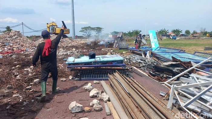 Progres terakhir pembongkaran Stadion Surajaya Lamongan sebelum dibangun, Mianggu (14/1/2024).