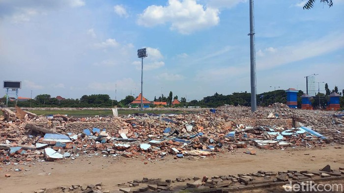 Progres terakhir pembongkaran Stadion Surajaya Lamongan sebelum dibangun, Mianggu (14/1/2024).