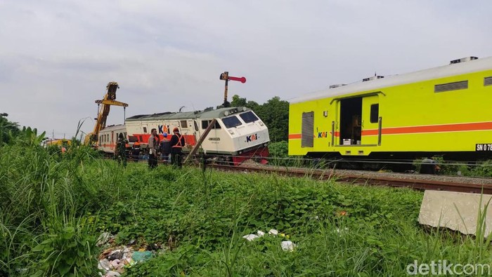 Proses Evakuasi KA Pandalungan Melibatkan Crane Proses Evakuasi KA Pandalungan melibatkan tim penolong dari berbagi daerah salah satunya Crane dari Solo, Minggu (14/1/2024).