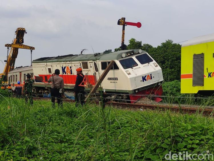 Proses Evakuasi KA Pandalungan Anjlok Libatkan Crane Dari Solo