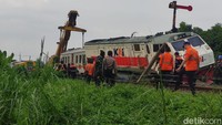 Crane yang dilibatkan dalam proses evakuasi KA Pandalungan yang anjlok.