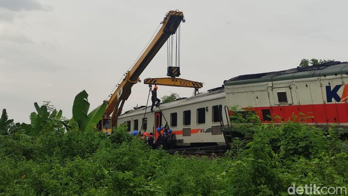 Proses evakuasi rangkaian KA Pandalungan yang anjlok di Sidoarjo dengan KA crane dari Solo.