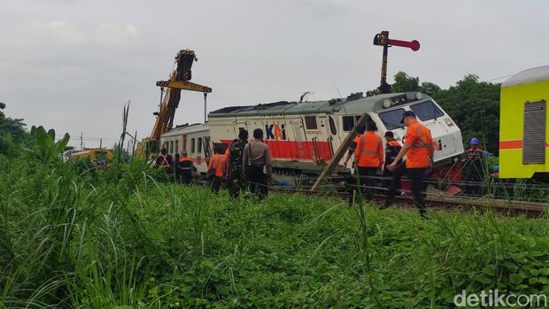 Proses evakuasi rangkaian KA Pandalungan yang anjlok di Sidoarjo dengan KA crane dari Solo.