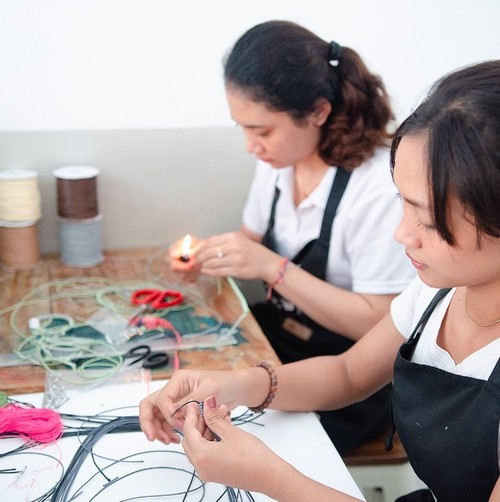 Proses pembuatan gelang di Tutu & Co. (Instagram Tutu & Co)