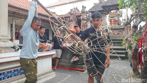 Proses pembuatan ogoh-ogoh di Denpasar, Minggu (14/1/2024). (Aryo Mahendro/detikBali)