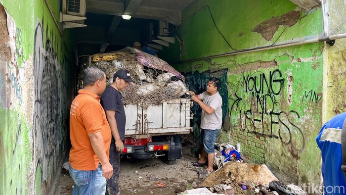 Proses pengangkutan sampah sisa banjir di Gang Apandi, Braga, Kota Bandung