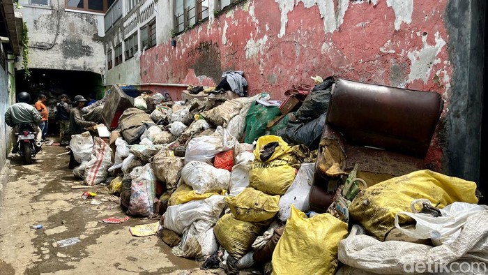 Proses pengangkutan sampah sisa banjir di Gang Apandi, Braga, Kota Bandung