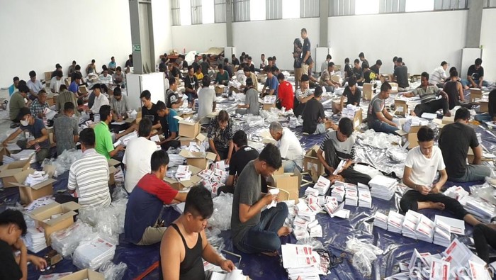 Proses penyortiran dan pelipatan surat suara di Gudang Logistik KPU Palembang