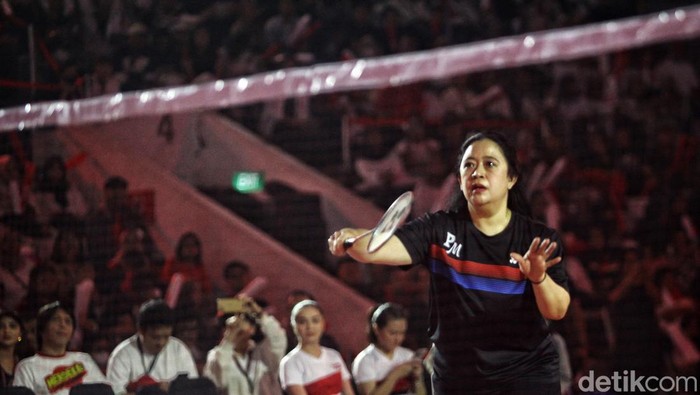 Puan hingga Alam Ganjar Ramaikan Bulutangkis Merah Meriah di Istora Senayan Ketua DPR RI Puan Maharani melakukan eksebisi pertandingan bulutangkis dalam acara Merah Meriah Sportainment, di Istora Senayan Jakarta, Minggu (14/1/2024). Puan berpasangan dengan Ketua TPN Arsjad Rasjid melawan anggota DPR Kris Dayanti berpasangan dengan Ketua Umum DPP Taruna Merah Putih (TMP) Hendrar Prihadi. Selain itu, acara ini dipenuhi penonton dan sejumlah publik figur seperti Alam Ganjar, Sekjen PDIP Hasto Kristiyanto dan MenPAN-RB Azwar Anas.