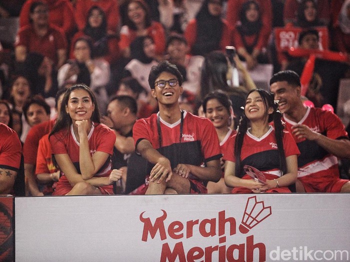 Ketua DPR RI Puan Maharani melakukan eksebisi pertandingan bulutangkis dalam acara Merah Meriah Sportainment, di Istora Senayan Jakarta, Minggu (14/1/2024). Puan berpasangan dengan Ketua TPN Arsjad Rasjid melawan anggota DPR Kris Dayanti berpasangan dengan Ketua Umum DPP Taruna Merah Putih (TMP) Hendrar Prihadi. Selain itu, acara ini dipenuhi penonton dan sejumlah publik figur seperti Alam Ganjar, Sekjen PDIP Hasto Kristiyanto dan MenPAN-RB Azwar Anas.