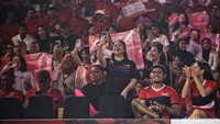 Puan juga mengabadikan jalannya pertandingan bulutangkis Merah Meriah Sportainment. 