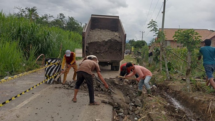 PUBMTR Sumsel akan melakukan relokasi jalan dengan membebaskan 3 persil lahan di OKU Selatan akibat longsor.