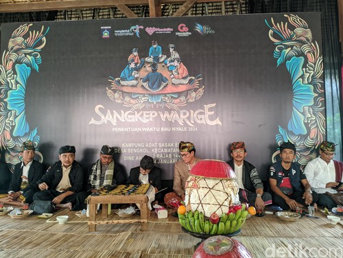 Puluhan Tokoh adat Lombok melaksanakan sidang terbatas Sangkep Warige untuk menentukan pelaksanaan Bau Nyale di Desa Adat Ende, Desa Sengkol Lombok Tengah, Minggu (14/1/2024). (Ahmad Viqi/detikBali)