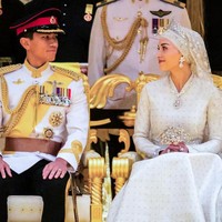 Duduk bersanding di pelaminan, keduanya saling melemparkan pandangan penuh cinta. Foto: AFP/IQBAL DATO HJ SELAMAT