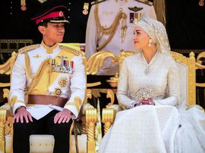 Saat Pangeran Abdul Mateen Puji Gaun Anisha Rosnah di Pelaminan